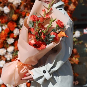 Букет "На закате дня" из гладиолусов, калл, гиперикума и диантусов в Егорьевске