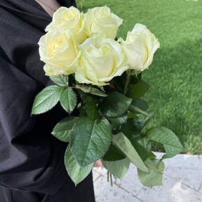 Букет из 5 белых роз (70 см) в Егорьевске