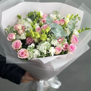 Букет "Особый случай " из ароматных маттиол, фрезий и кустовых роз в Егорьевске