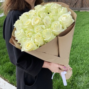 Букет из 25 белых роз в крафте (70 см) в Егорьевске