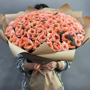 Букет "Персик" из 101 махровой розы Риджентс парк (60 см) в Егорьевске