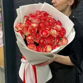 Букет " Клубничный коктейль" из 35 бело-красных роз в Егорьевске
