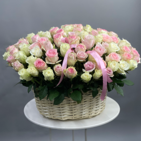 Композиция в корзине из 101 кенийской розы пастельный микс (40 см) в Егорьевске
