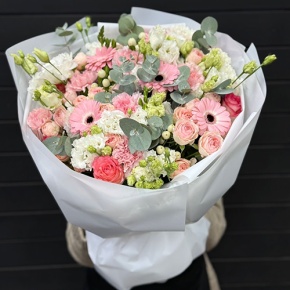 Букет "Ромео" из роз, эвкалипта, гербер, ароматных фрезий, озатамнуса, эустом и диантусов в Егорьевске