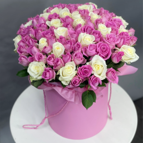 Композиция в шляпной коробке из 151 розы кения микс в Егорьевске