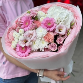Букет "Розовые облака" из хризантемы, кустовых роз, диантусов, гортензии и эустом в Егорьевске