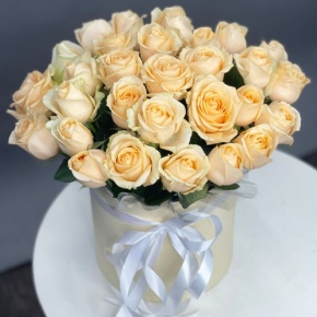 Композиция в шляпной коробке из 35 кремовых кенийских роз в Егорьевске