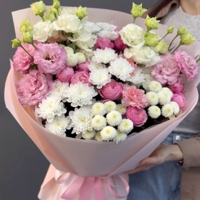 Букет "Задыхаюсь от нежности" из хризантемы, кустовых пионовидных роз, диантусов и эустом в Егорьевске