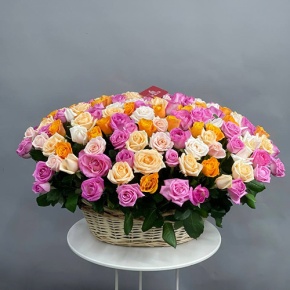 Композиция в корзине из 151 розы микс в Егорьевске