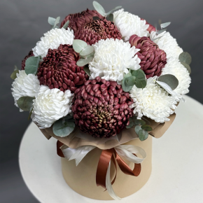 Композиция в шляпной коробке из 19 хризантем  в Егорьевске