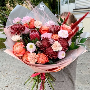 Букет "Каркаде" из хризантем Бигоуди и Момоко, роз Эквадор Кахала, озатамнуса,  эустом, протеи, и диантусов в Егорьевске