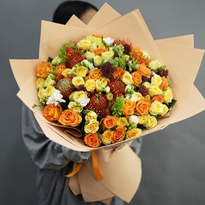 Букет "Осенние грёзы" из лейко, роз, фрезий, скиммии, молюцеллы и лейко в Егорьевске