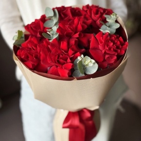 Букет "Красная пантера" из 7 роз Эквадор и эвкалипта в Егорьевске