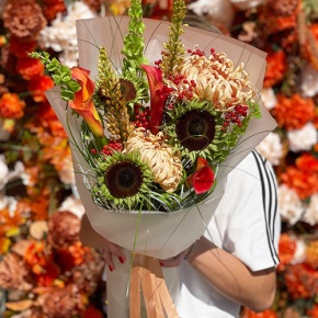 Букет "Фиеста" из подсолнуха экзотик, калины, хризантем Виена, калл, моллюцелл и эремуруса в Егорьевске