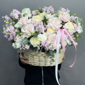 Композиция в корзине из роз Эквадор и ароматных маттиол в Егорьевске