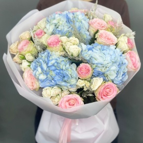 Букет "Легкий ветерок" из роз, конифера и гортензий в Егорьевске