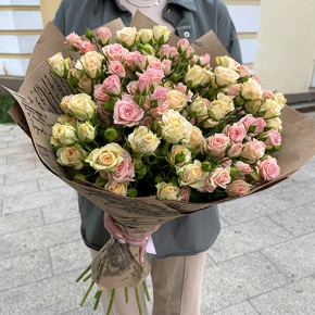 Букет из 19 кустовых роз в крафте (60 см) в Егорьевске