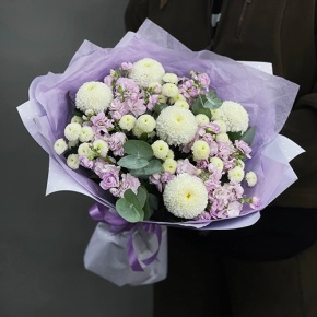 Букет "Ванила" из хризантем сантини, Момоко, эвкалипта и ароматных маттиол в Егорьевске