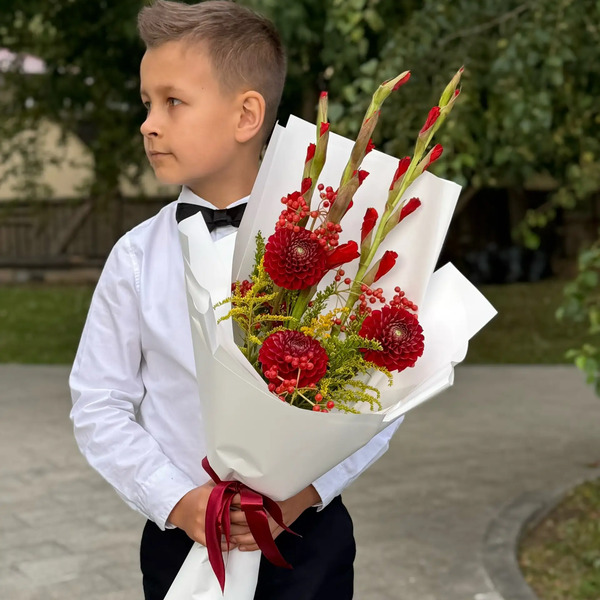 Букет на 1 сентября с красными гладиолусами, георгинами и калиной в Егорьевске