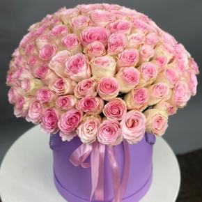 Композиция в шляпной коробке из 151 розы кения в Егорьевске