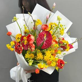 Букет с кустовыми ранункулюсами, антуриумом, тюльпанами и нарциссами в Егорьевске