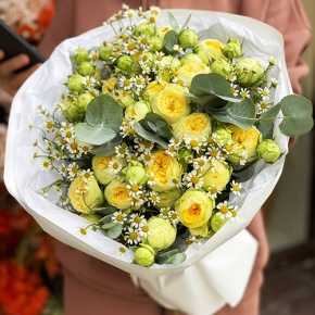 Букет "Иветта" из лимонных пионовидных кустовых роз и ромашек в Егорьевске