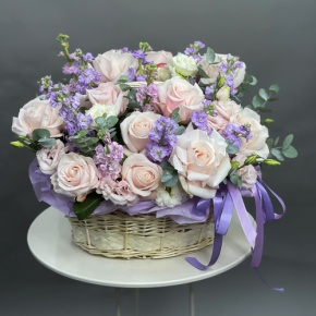 Композиция в корзине из французских роз и ароматных маттиол в Егорьевске