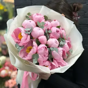 Букет из 15 лососевых пионов с эвкалиптом в Егорьевске