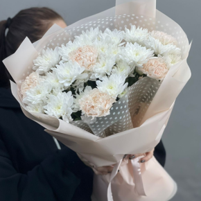 Букет из хризантем и диантусов пудра в Егорьевске