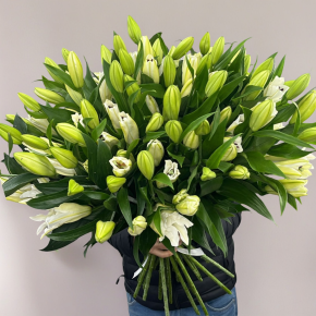 Объемный букет из 27 ароматных белых лилий в Егорьевске