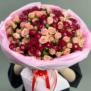 Букет "Рубиновый гранит" из 35 кустовых роз микс (50 см) в Егорьевске