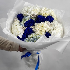 Букет "Моника" из белых гортензий, синих роз Эквадор и озатамнуса в Егорьевске