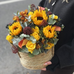 Композиция в сумке "Тональность" из подсолнухов, калл, ягод вибирнума, лимонных роз, скиммии и орхидеи в Егорьевске
