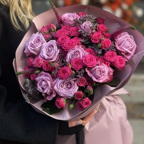 Букет "Малиновый вечер" из кустовых малиновых роз, вероники, лимониума и роз Меритим в Егорьевске