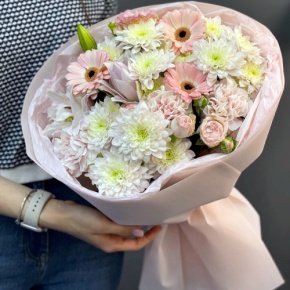 Букет "Дружба" из хризантемы, пионовидной лилии, гербер, диантусов и кустовых роз в Егорьевске