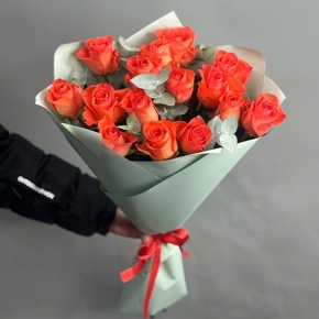 Букет из 15 морковных роз с эвкалиптом (50 см) в Егорьевске