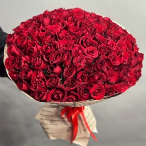 Букет 101 красная роза Кения в крафте (50 см) в Егорьевске