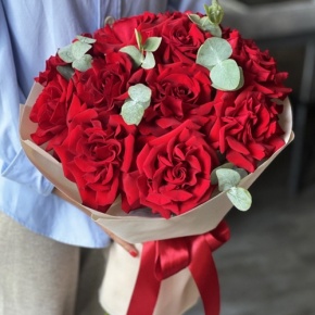 Букет "Красная пантера" из 13 роз Эквадор и эвкалипта в Егорьевске