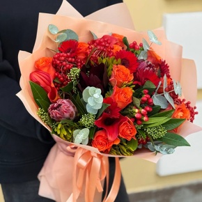 Букет "Красный закат" из калл, роз, калины, скиммии, гиперикума, сафари, гербер и капса в Егорьевске