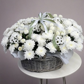 Композиция в корзине "Снежная лавина" из хризантем в Егорьевске