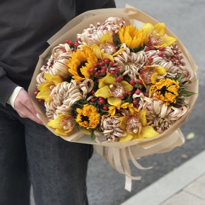 Букет "Биркин" из подсолнухов, орхидей, гиперикума, хризантем Виена в Егорьевске