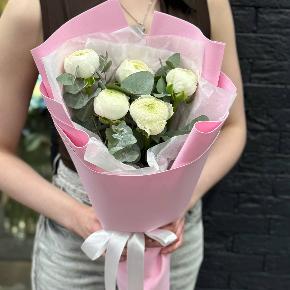 Букет-комплимент из 5 белых ранункулюсов в Егорьевске