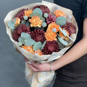 Букет "Персиковый раф" из хризантем Бигоуди, краспедии и диантусов в Егорьевске