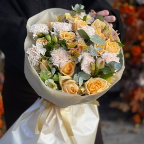 Букет "Пломбирный" из роз Аваланж, диантусов, альстромерий и эвкалипта в Егорьевске