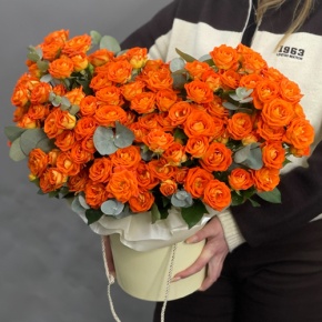 Композиция в шляпной коробке "Закат" из кустовых роз и эвкалипта в Егорьевске