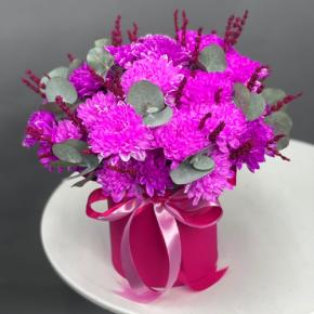 Композиция в шляпной коробке "Магия розового" из хризантем и лаванды в Егорьевске