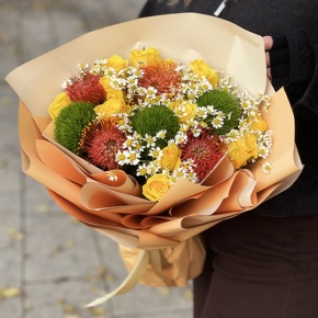 Букет "Зельда" из диантусов Lux, лимонных роз, лейко и ромашек в Егорьевске