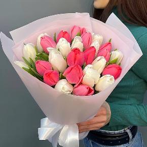 Букет из 25 кораллово-белых тюльпанов в Егорьевске