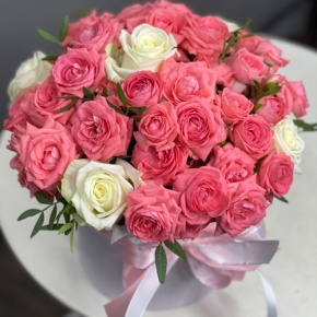 Композиция в шляпной коробке из белых и кустовых коралловых роз в Егорьевске