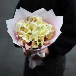 Букет из 25 калл нежный микс в Егорьевске